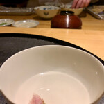 一本木石橋 - 入店後直ぐに桜湯が。香りが鼻腔から突き抜け、食欲が高まる。めでたい気分に気持ちも高まる