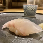 一本木石橋 - 鐘崎甘鯛を塩で。甘鯛の甘さと香りがダイレクトに、舌の上で硬めにシャッキリ炊き上げた酢飯によく合います