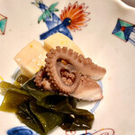 一本木石橋 - 若竹煮・丹波筍、新物ワカメ、飯蛸。筍のシャキッとした食感と、新物ワカメのトロッとした舌触りと風味、蛸の甘い旨味が三位一体で美味しい