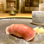 一本木石橋 - 五島の本鮪中トロ。ヨコワと違い旨味と脂の甘味が強く、鮪独特の風味が素晴らしい