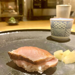 一本木石橋 - 長崎ヨコワ鮪。口の中でトロッと溶ける柔らかさと炙った香りが酢飯によく絡みます