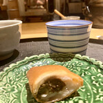 一本木石橋 - 蕗味噌春巻き・熊本から定期的に、新幹線でわざわざ大将の料理を愉しみにお越しになる素敵なマダムからのお裾分け。春らしい蕗の香りが、アツアツに揚げた春巻の香りとともに味わい深い