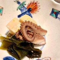 一本木石橋 - 若竹煮・丹波筍、新物ワカメ、飯蛸。筍のシャキッとした食感と、新物ワカメのトロッとした舌触りと風味、蛸の甘い旨味が三位一体で美味しい
