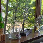 BISTY - 窓際のテーブル席から外をみると木々の緑で寛げます。