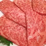 Yakiniku En - 伊予牛上ロース塩、片面だけを焼いていただく究極の美味しすぎる逸品♪♪♪｡ﾟ(ﾟ´Д｀ﾟ)ﾟ｡♪♪♪