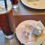 BISTY - アイスコーヒーは浅煎りの豆でした。クリームとシロップの入れ物もセンス良しです。
