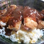 カツ丼2013年バージョン（前のどんぶりのほうがボリューム感があるように見えますね＾＾）