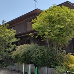 BISTY - 店の外観全体を裏側から見る。