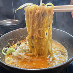 申手延麺 - 濃厚胡麻がちぢれ麺にからむ