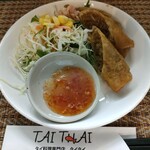 タイ料理専門店　TAI THAI - バーミーナームーAセット　980円　の前菜　タイ風チキンと春巻き