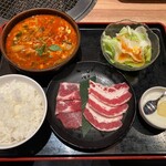 安楽亭 大宮本郷店 - ファミリーカルビ＆豚肩ロース80gランチ　スープをユッケジャンに変更　1133円