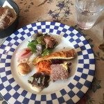 ビストロ アメリ - 上から時計回りに、砂肝と鶏レバー、キッシュ、パテ、鰹、サーモンチーズのシュー、ピクルス