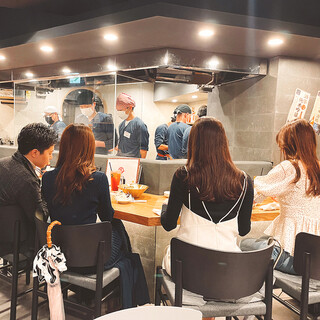 1名～8名様。名物煮込の大鍋と焼き台を目の前にしたカウンター席が人気！
