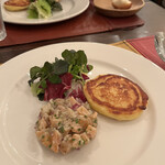 クネル - サクラマスのタルタルとじゃがいものパンケーキ