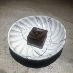 PATISSERIE ASAKO IWAYANAGI - ぶどう山椒のボンボンショコラ