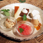 スパイスカフェ - デザート全種。カスタードプリン、チョコレートケーキ、キャラメルのムース、ブランマンジェ、はちみつのジェラート、すいかのシャーベット、柚子と大葉のシャーベット、巨峰と白ワインのゼリー