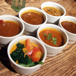 スパイスカフェ - フルカレーコース(3500円)のカレー6種。手前から時計まわりにココナッツ、エビ、チキン、サンバル、ラム、ラッサム