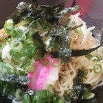 麺食堂とまと - 汁なしラーメンの具は炙りチャーシュー2枚・蒲鉾・メンマ・もみ海苔・もやし・青ねぎ（スープは塩味であっさりしています）