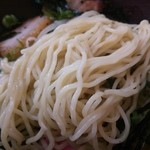 麺食堂とまと - 汁なしラーメンの麺は中細ストレート麺で冷水で〆ていませんがコシがあります