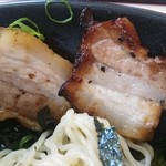 麺食堂とまと - 汁なしラーメンに入っている炙りチャーシューは香ばしくて旨い！
