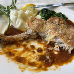 グスト・デラ・カーサ - 肉厚若鶏、奥にはホウレンソウとマッシュポテト。