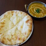 NAMASTE　TAJ - チーズナンセット［1種類カレー（チキンカレー）、チーズナン、サラダ、ソフトドリンク（マンゴーラッシー）］