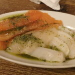 ワインとお酒、フレンチおでん ビストロバンバン - サーモンとタコのマリネ