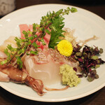 国産たけのこを食べる会(8800円)の天然魚刺身盛合せ(ほたるいか、まぐろ、平貝、真鯛)