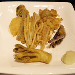 藤吉 - 国産たけのこを食べる会(8800円)の天ぷら盛合せ(たけのこ、こごみ、うど、わらび、ふきのとう、たらのめ)