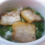 麺食堂とまと - ねぎ焼豚丼ハーフ（香ばしい炙りチャーシューは絶品！　タレは甘さ控えめでやや醤油辛い感じ）