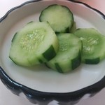 麺食堂とまと - ねぎ焼豚丼についてくるきゅうりの浅漬け
