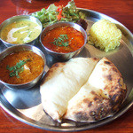 タンドールバル カマルプール - カマルランチ(700円)+カレー3種(200円)+チーズクルチャ(+100円) カレーはエビ、チキン、ダル