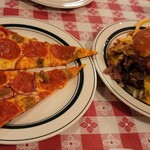 Byrd's Pizza & Ribs - ペパロニのピザも半分に切ってくれます