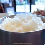 中華ダイニング 峰 - ごはん 大盛りで頼んでも日本の丼の半分強ぐらいかな