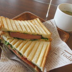 カフェレストラン・アリーノ - 厚切りハムとツナマヨのホットサンド500円