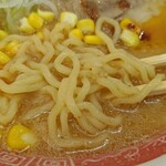 Men Tarou - 麺はやや太め、縮れ弱。