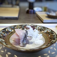 飯倉 からき - ◆鰆、新玉葱、一度煮沸し結晶にしたお塩、何とか野菜(説明して下さったのですが聞き取れず）