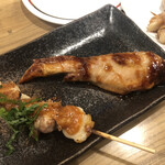 Kushidori - 鳥もも麦味味噌焼き（190円）、手羽先・タレ（170円）