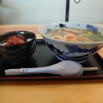 ラーメン山 - 塩ラーメン まぐろ丼セット横から