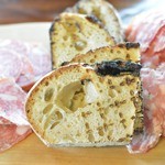 ラ・スタッラ - ●２０１３．０７．１９【訪問２回目】トスカーナのサラメ、イノシシのサラメ、Forno a legna Panezza製パンの炙り