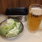 元祖串かつ だるま - ルービーとキャベツ。