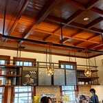 STARBUCKS COFFEE - 店内はレトロで雰囲気がいい。