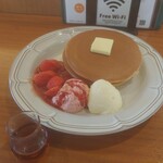 珈琲館　 - 苺のホットケーキ～苺ホイップ＆ふんわりムース添え～単品2枚