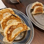 SAPPORO餃子製造所 - 左がラム餃子。右は普通の大きさの量産