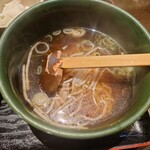 ひよし - ○半ラーメン
            シンプルな鶏ガラ醤油味のラーメン。
            醤油は何とかキツく感じない。
            
            普通な味わい。
            何となく化調を感じる。