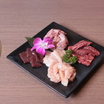 焼肉アリラン - サービス盛り（１～２名様用）：上ミノ・レバー・カシワ・ハラミ・ホルモン