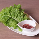 焼肉アリラン - サンチュ（サラダ菜）  特製みそ付
