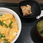 Nakau - お揚げとニラの玉子丼大盛り、鶏唐1個＆味噌汁セット