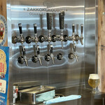麦雑穀工房 マイクロブルワリー - その日のオリジナル地ビールは各々サーバーからオーダーごとに注いでくれます！