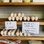 坂留鶏肉店 - 内観2：鶏肉を購入しますと赤玉の卵が10個で200円！
